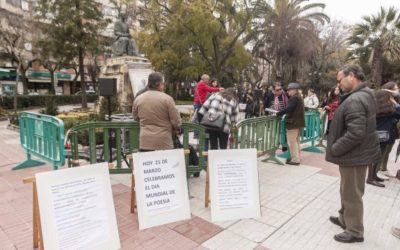 Poetas y poemas en el día Mundial de la Poesía, hoy 21 de marzo,  ante la estatua de Gabriel y Galán en  Paseo de Cánovas. Cáceres