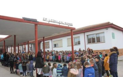 Premio XIII VALORES EXTREMEÑOS. Los ganadores son LOS ÚLTIMOS ESCOLARES TRASHUMANTES del Colegio Público C.E.I.P. LEÓN LEAL RAMOS del Casar de Cáceres.
